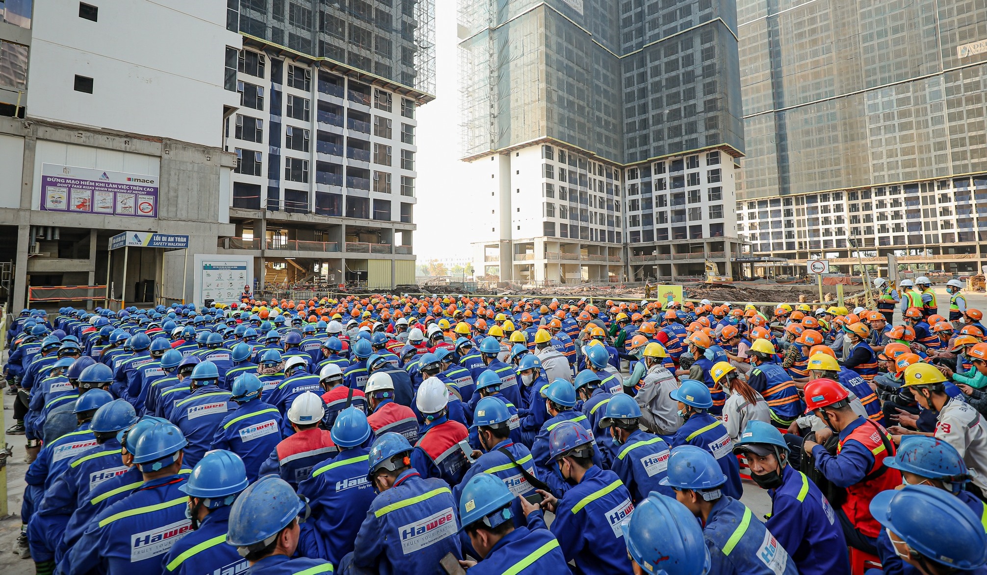 H&agrave;ng ng&agrave;n c&ocirc;ng nh&acirc;n l&agrave;m việc hằng ng&agrave;y tại c&aacute;c c&ocirc;ng trường. Ảnh: Masterise Homes.