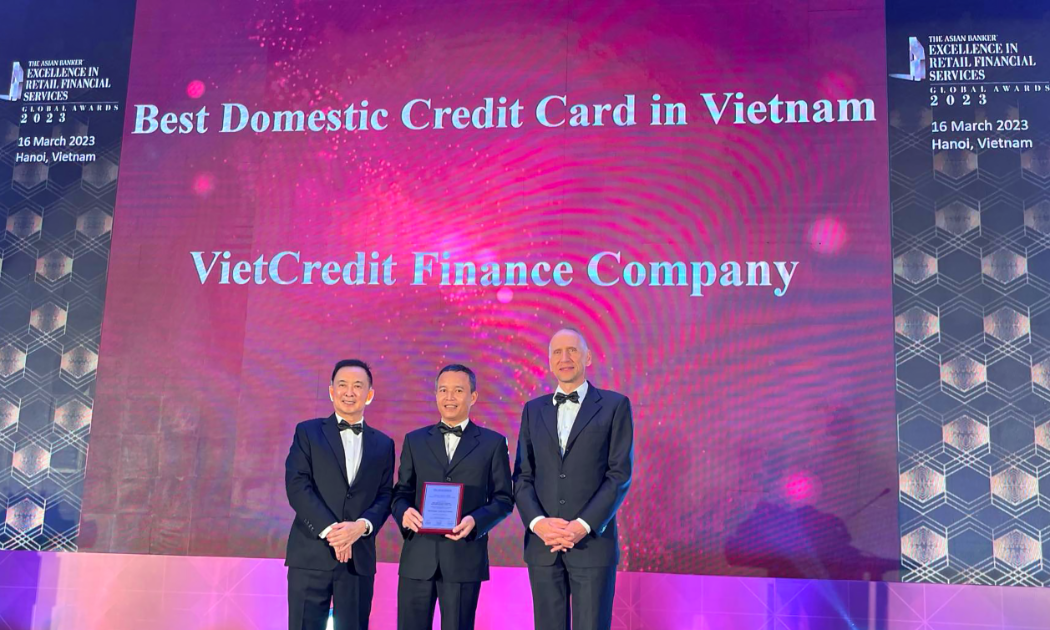 Đại diện VietCredit nhận giải thưởng Thẻ tín dụng nội địa tốt nhất Việt Nam.