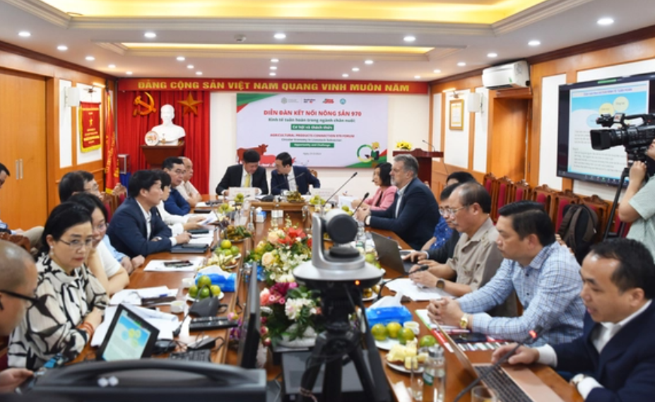 Điểm cầu diễn đàn trực tuyến tại Hà Nội.