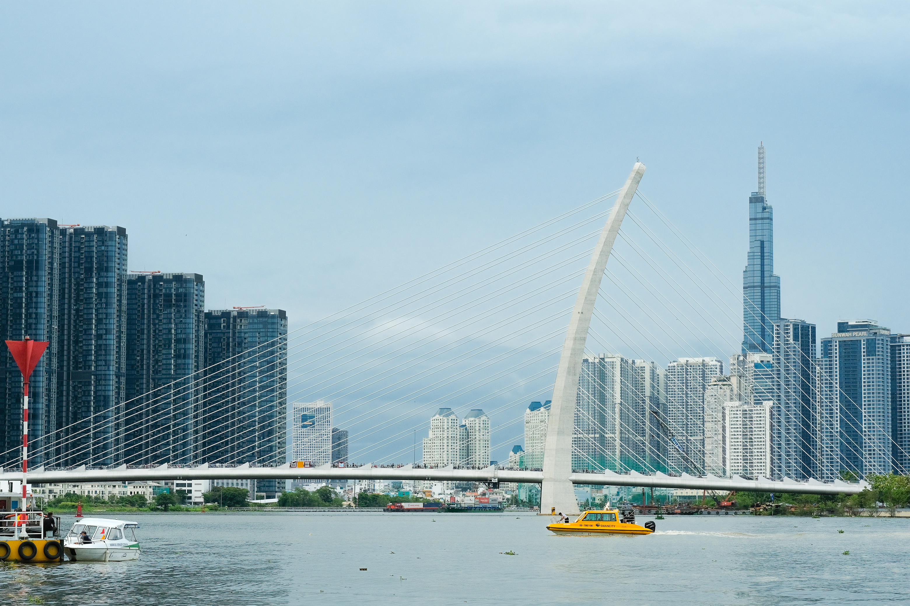 Tăng trưởng kinh tế TP.HCM quý 1/2023 giảm nhưng có dấu hiệu hồi phục tốt.