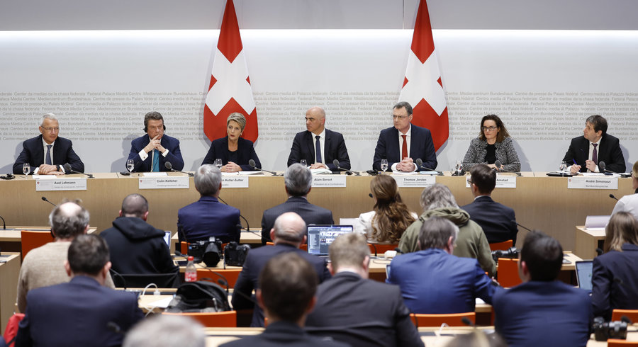 Chủ tịch của FINMA, b&agrave; Marlene Amstad (thứ hai từ phải sang) l&agrave; người cuối c&ugrave;ng trong số đại diện của c&aacute;c nh&agrave; chức tr&aacute;ch Thụy Sỹ ph&aacute;t biểu về thương vụ UBS mua lại Credit Suisse v&agrave;o tối ng&agrave;y 19/3 - Ảnh: Reuters