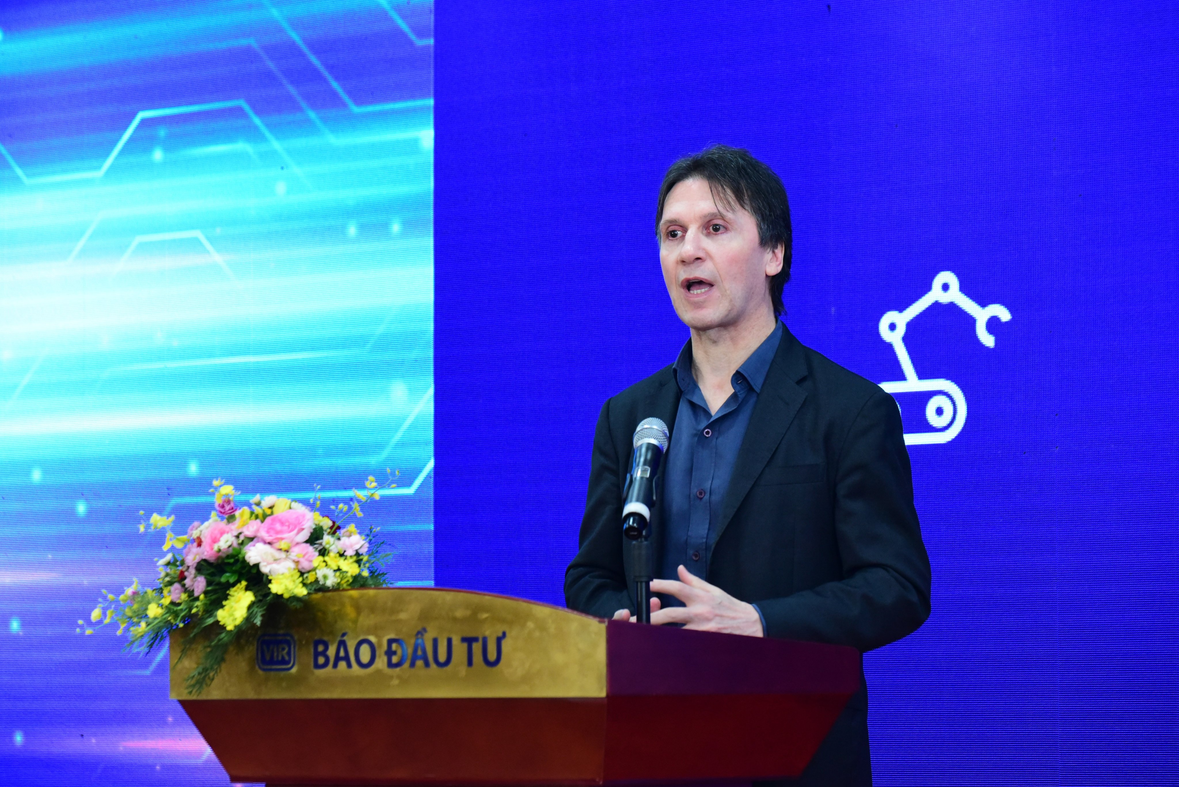 Ông Denis Brunetti, Chủ tịch Ericsson tại Việt Nam, Lào, Campuchia và Myanmar chia sẻ tại Diễn đàn.