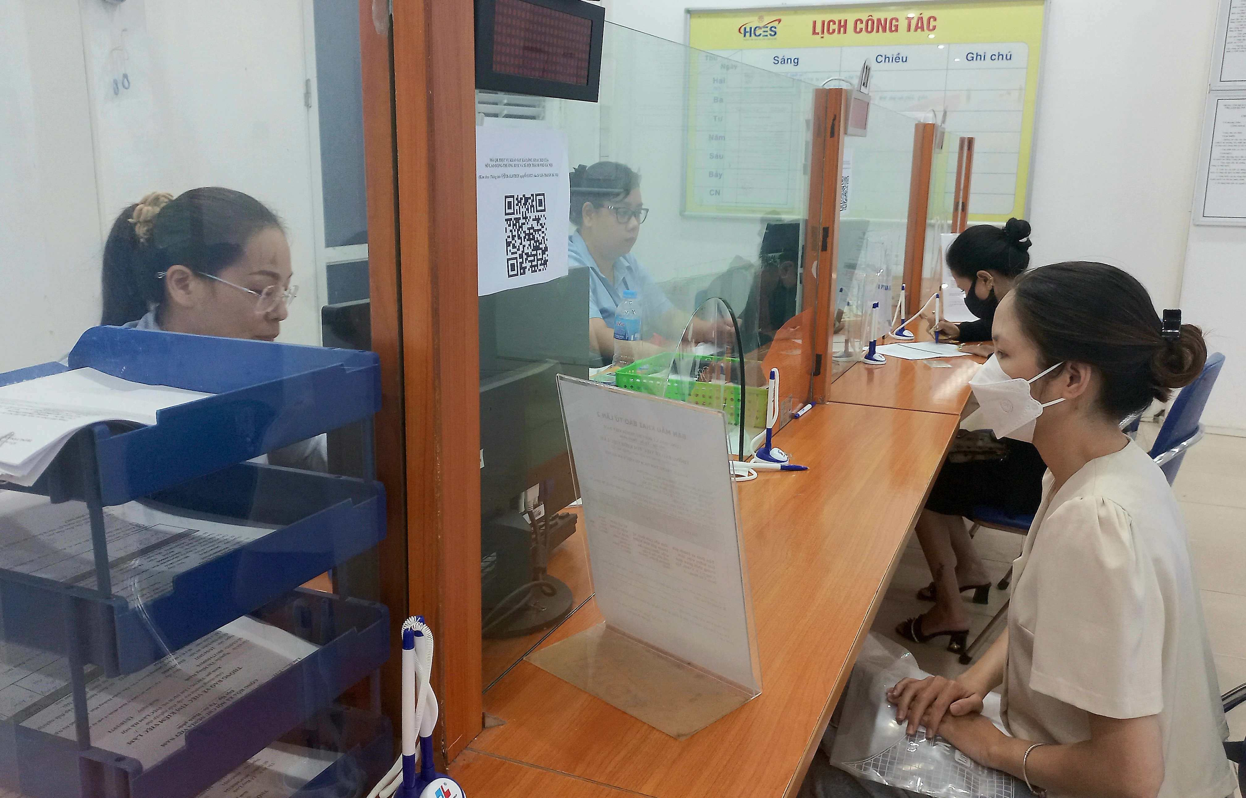 Người lao động làm thủ tục hưởng chế độ liên quan đến bảo hiểm tại Hà Nội. Ảnh - N.Dương.