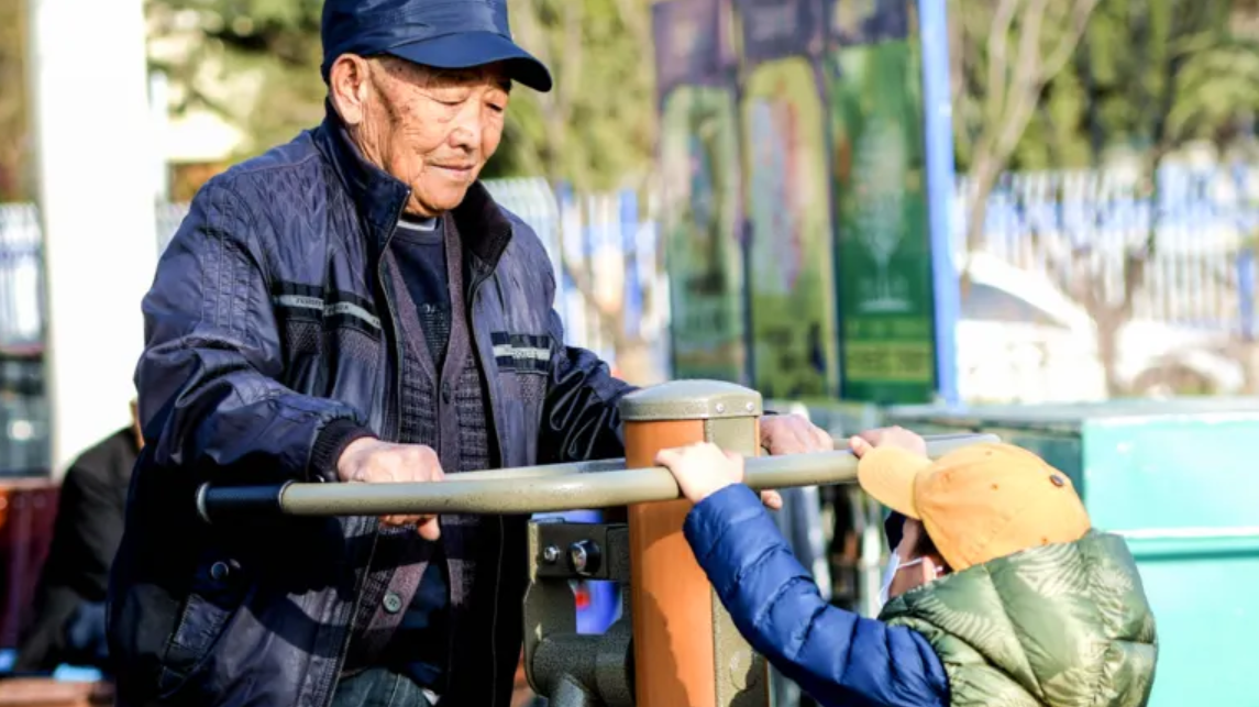 Độ tuổi sinh đẻ trung b&igrave;nh tại Trung Quốc đ&atilde; tăng th&ecirc;m gần 3 năm, từ 26,1 năm 2000 l&ecirc;n 28,8 năm 2021 - Ảnh: Reuters