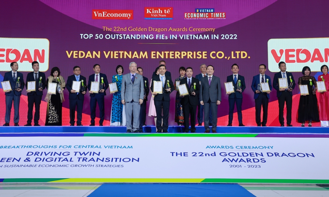 Đại diện của Công ty CPHH Vedan Việt Nam đứng giữa ) nhận danh hiệu Rồng Vàng.