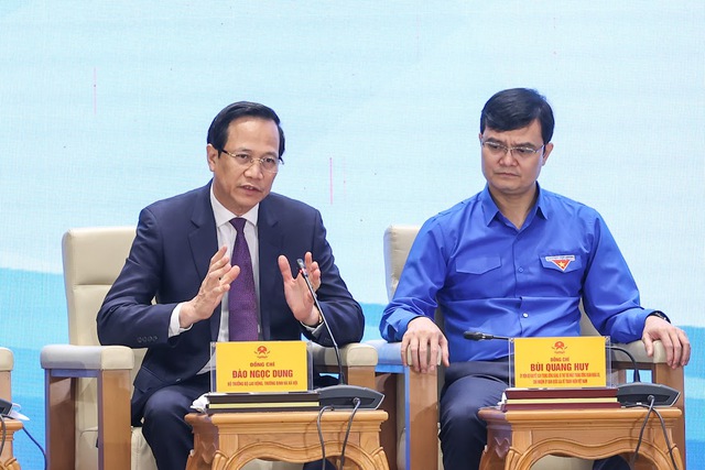 Bộ trưởng Bộ Lao động - Thương binh và Xã hội Đào Ngọc Dung giải đáp những câu hỏi của thanh niên tại Đối thoại. Ảnh - VGP.