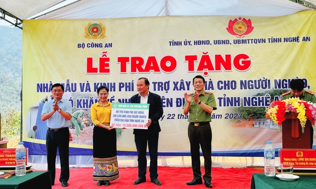 Thượng tướng Lương Tam Quang, Thứ trưởng Bộ Công an và Bí thư Tỉnh uỷ Nghệ An Thái Thanh Quý chứng kiến việc trao tặng chi phí xây dựng 200 căn nhà cho tỉnh Nghệ An.