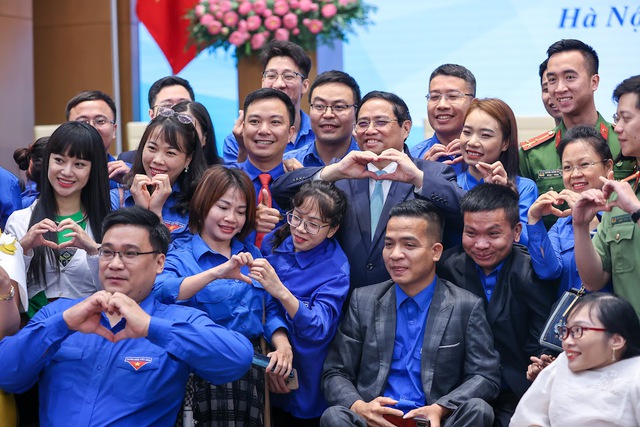 Thủ tướng Phạm Minh Ch&iacute;nh chụp ảnh kỷ niệm c&ugrave;ng c&aacute;c đại biểu thanh ni&ecirc;n - Ảnh: VGP/Nhật Bắc