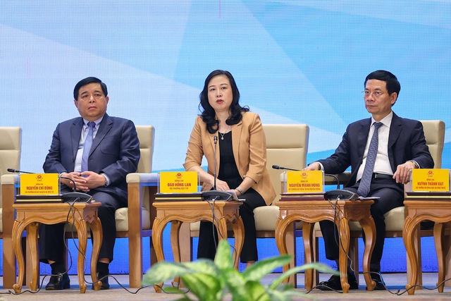 Bộ trưởng Bộ Y tế Đ&agrave;o Hồng Lan trao đổi, chia sẻ với c&aacute;c bạn thanh ni&ecirc;n tại đối thoại.