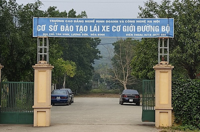 Trung tâm đào tạo và sát hạch lái xe cơ giới đường bộ tại Hoà Bình làm giả hồ sơ, tài liệu và ghi khống nội dung giáo viên giảng dạy tại trung tâm.