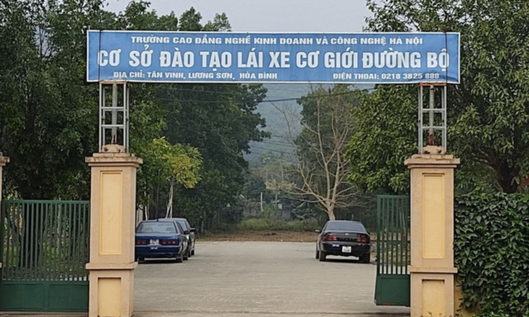 Trung tâm đào tạo và sát hạch lái xe cơ giới đường bộ tại Hoà Bình làm giả hồ sơ, tài liệu và ghi khống nội dung giáo viên giảng dạy tại trung tâm.