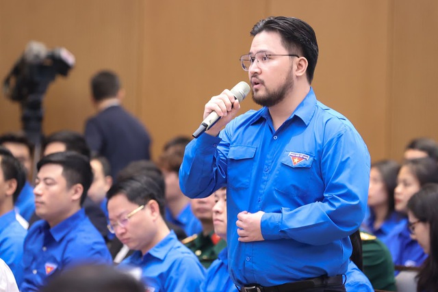Đại biểu thanh niên gửi câu hỏi đến cuộc Đối thoại. Ảnh - VGP. 