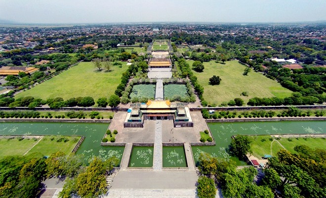 Kinh thành Huế được xây dựng trong 30 năm, theo kiến trúc nghệ thuật cung đình, có 3 vòng thành lần lượt là Kinh thành, Hoàng thành và Tử Cấm Thành.