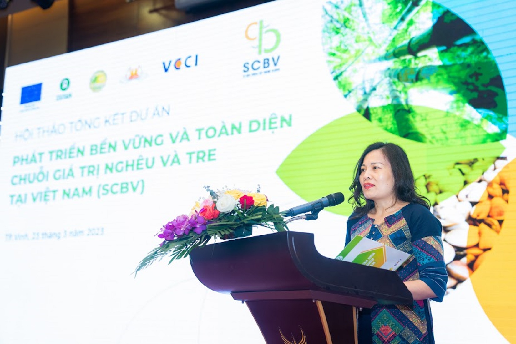 B&agrave; Vũ Thị Quỳnh Hoa ph&aacute;t biểu tại hội thảo