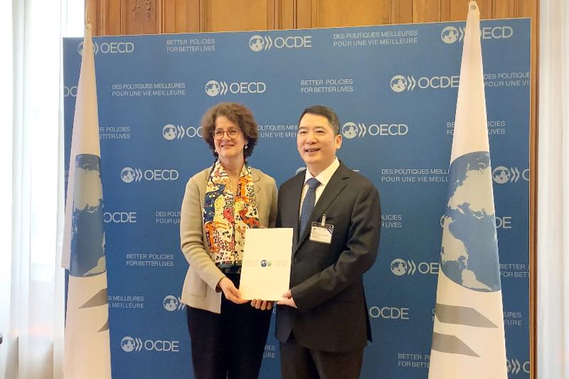 Deputy Minister of Finance Cao Anh Tuan receives a certified copy of the MAAC.