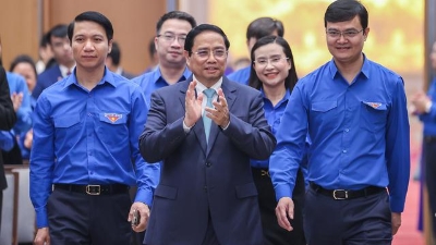 PM chairs dialogue on building young human resources