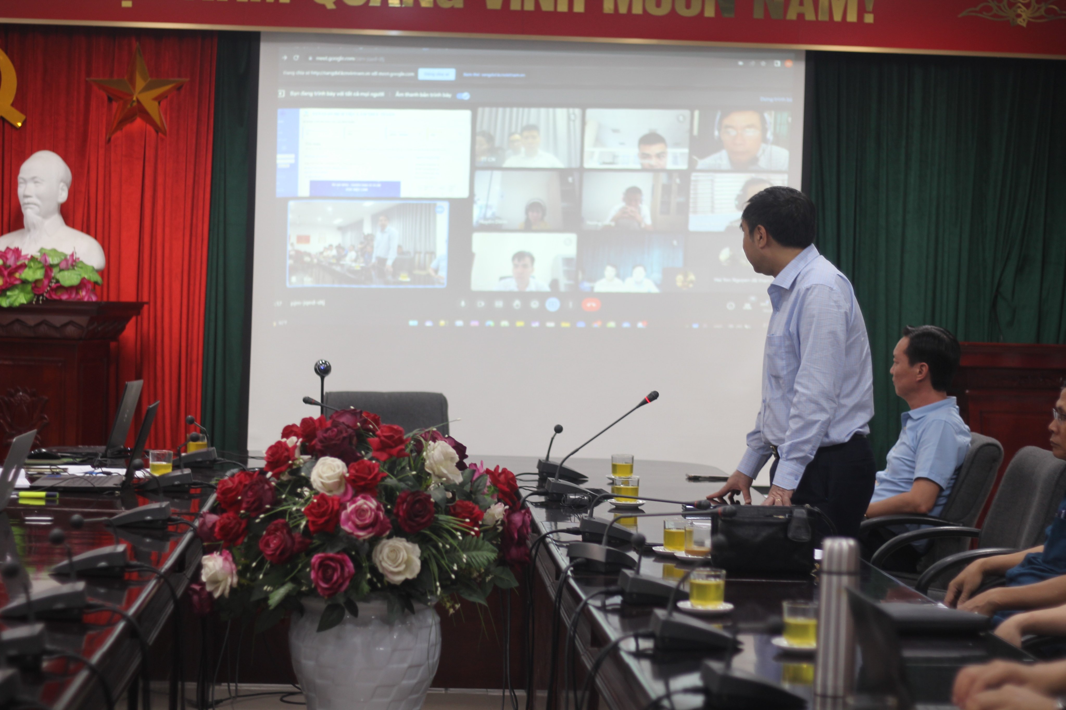 Triển khai th&iacute; điểm s&agrave;n việc l&agrave;m trực tuyến với c&aacute;c địa phương. Ảnh - Lương Hạnh.