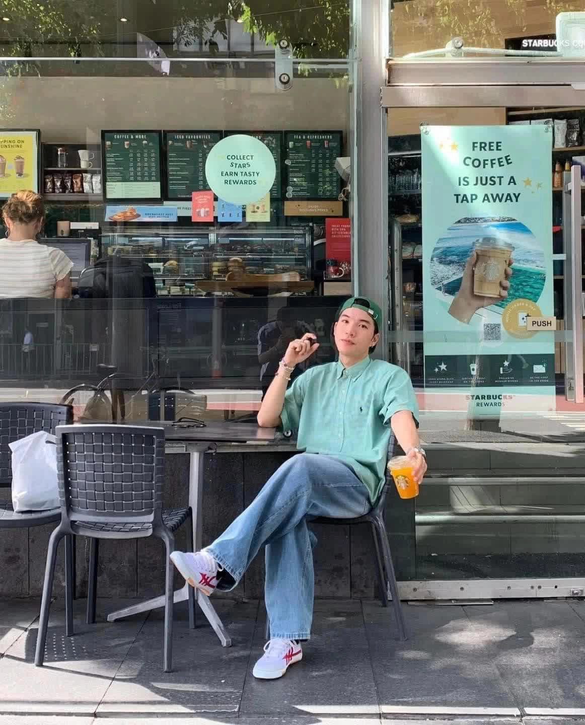 Bức ảnh nam rapper Hieuthuhai “diện” một đôi giày vải thương hiệu Asia Sports với họa tiết kẻ sọc đỏ na ná mẫu giày ASN của Thượng Đình.
