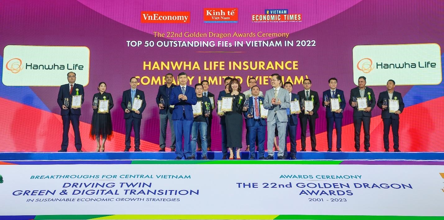 Đại diện Hanwha Life Việt Nam nhận danh hiệu Rồng Vàng.
