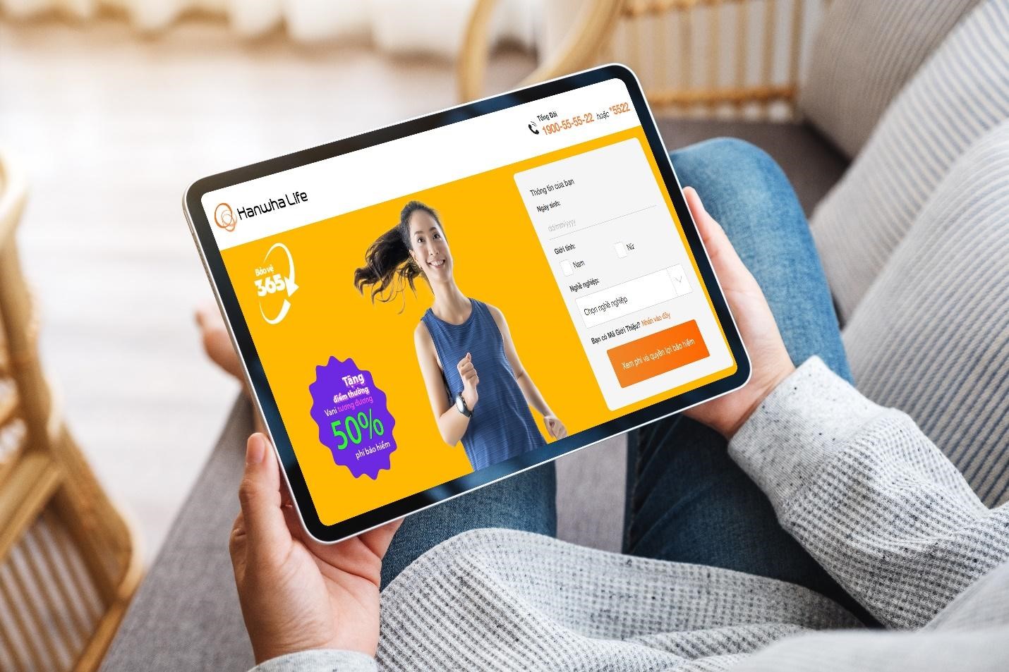 Trang mua sắm trực tuyến của Hanwha Life Việt Nam gi&uacute;p kh&aacute;ch h&agrave;ng tiếp cận sản phẩm tốt hơn.