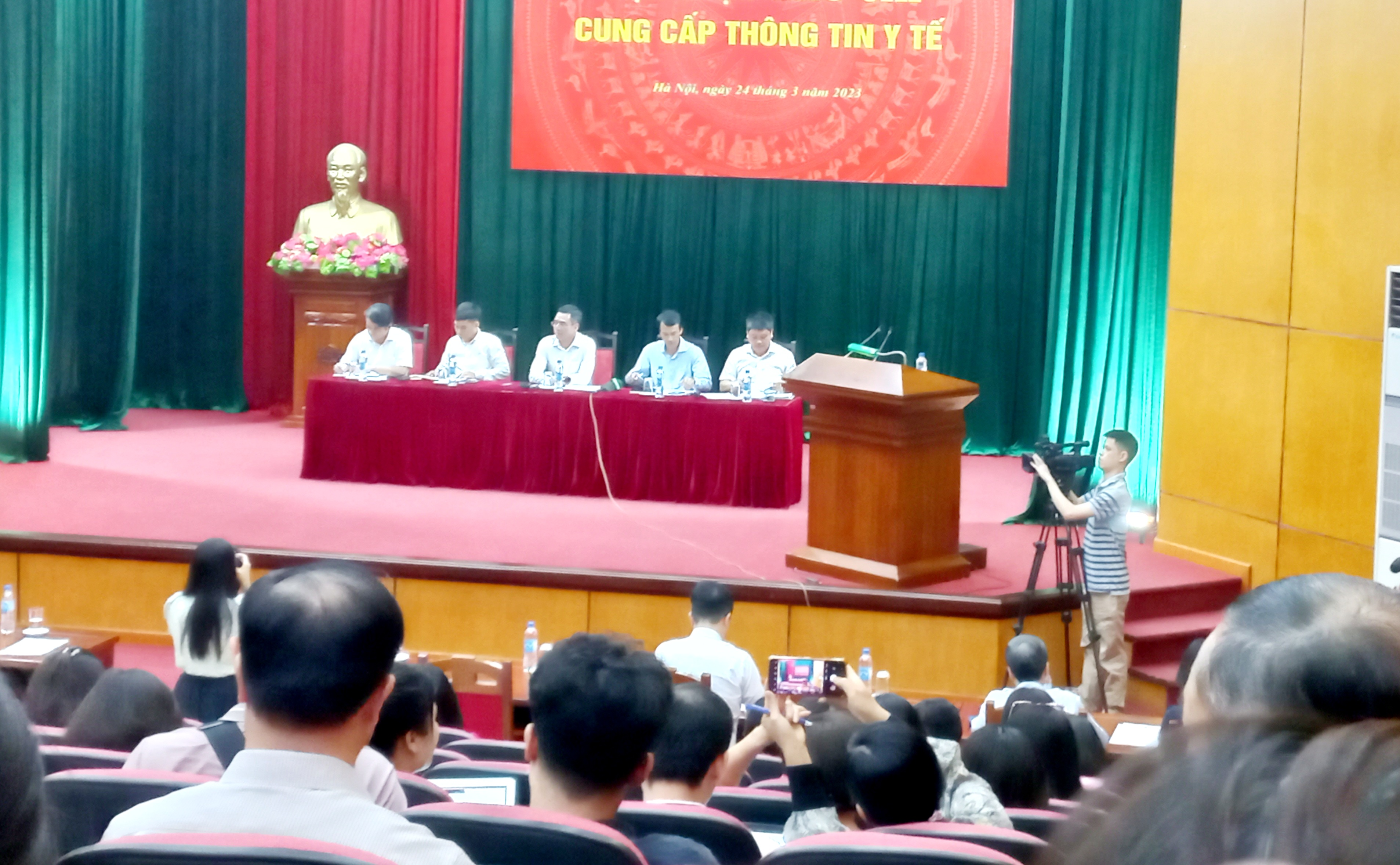 Đại diện các đơn vị thuộc Bộ Y tế trao đổi với báo chí. 