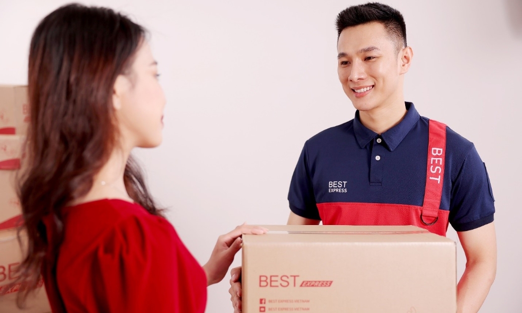 Đại diện bưu cục Gò Công (Tiền Giang) nhận bằng khen “Top dịch vụ chuyển phát uy tín”. Ảnh: BEST Express