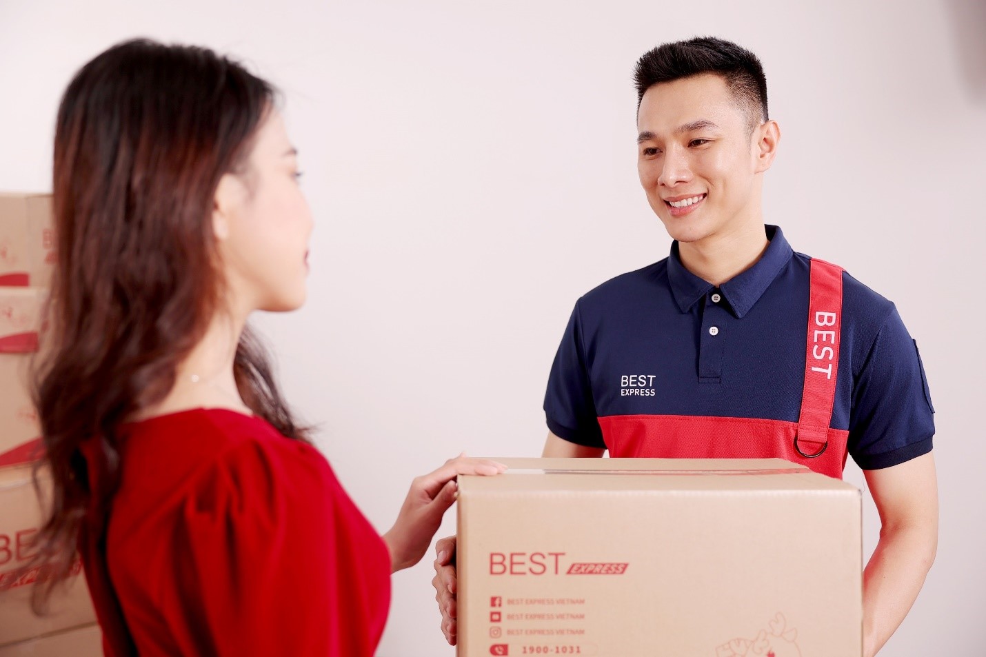 Đại diện bưu cục Gò Công (Tiền Giang) nhận bằng khen “Top dịch vụ chuyển phát uy tín”. Ảnh: BEST Express
