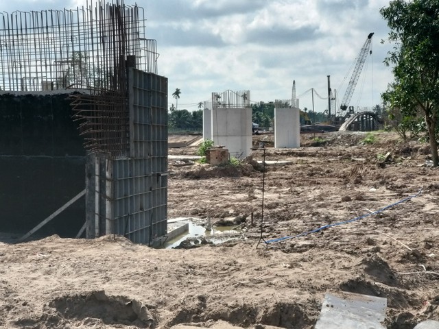 C&ocirc;ng trường đang thi c&ocirc;ng đường dẫn cầu Rạch Miễu 2. Ảnh: Bắc B&igrave;nh.