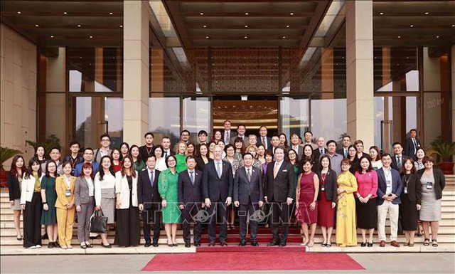 Chủ tịch Quốc hội Vương Đình Huệ chụp ảnh lưu niệm với đại biểu - Ảnh: TTXVN