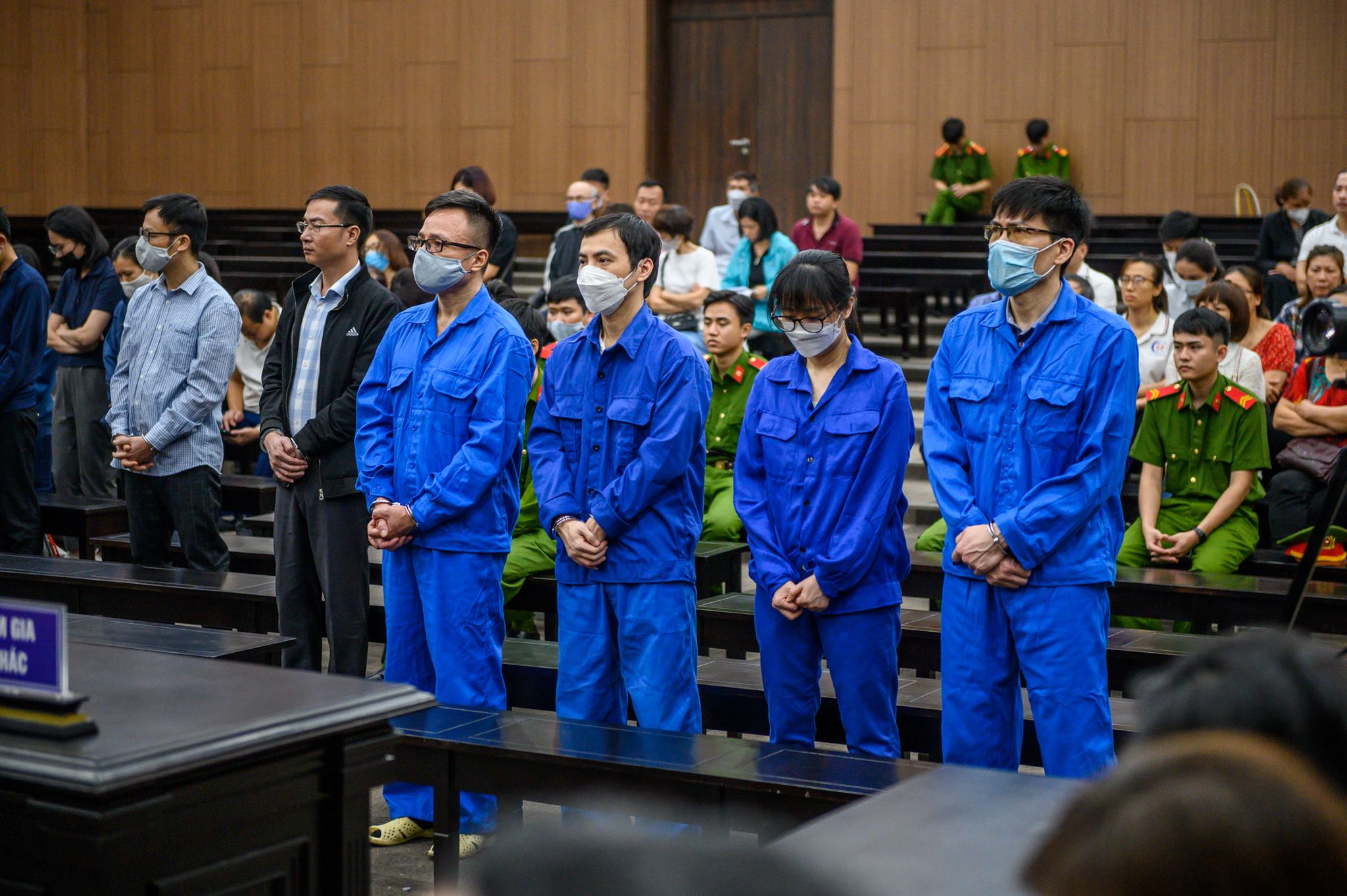 Các bị cáo nghe tuyên án sáng 24/3.