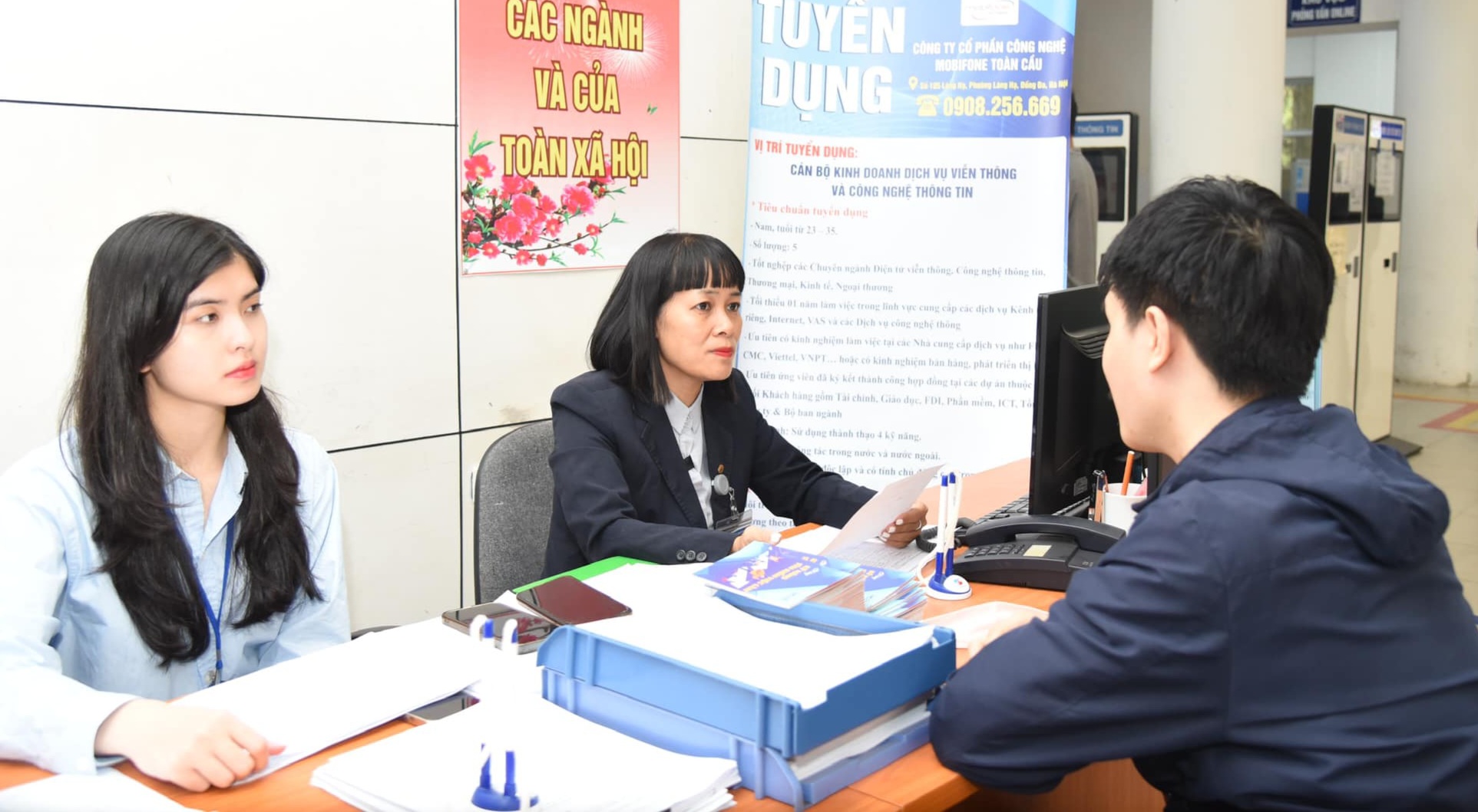 Người lao động được tư vấn giới thiệu việc làm tại Hà Nội. 