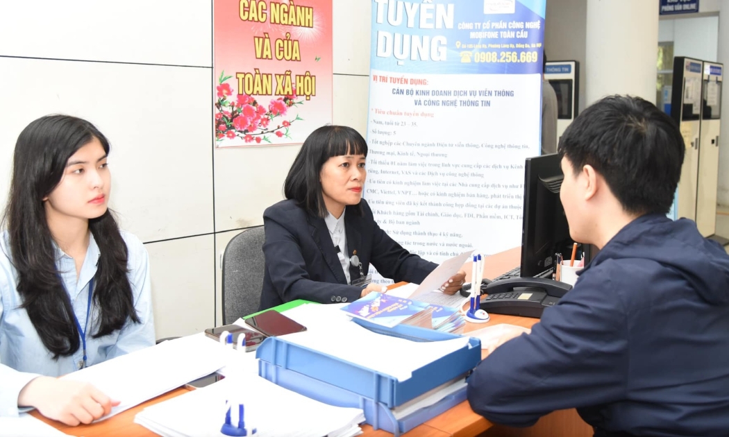 Người lao động được tư vấn giới thiệu việc làm tại Hà Nội.