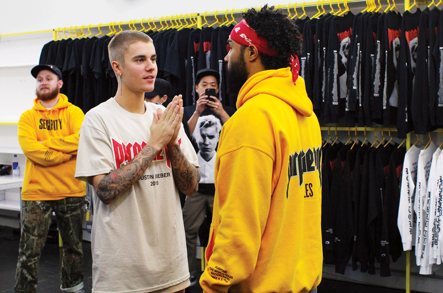 ... trong khi trước đó Justin Bieber hợp tác hết sức thành công với hãng thời trang Fear Of God.