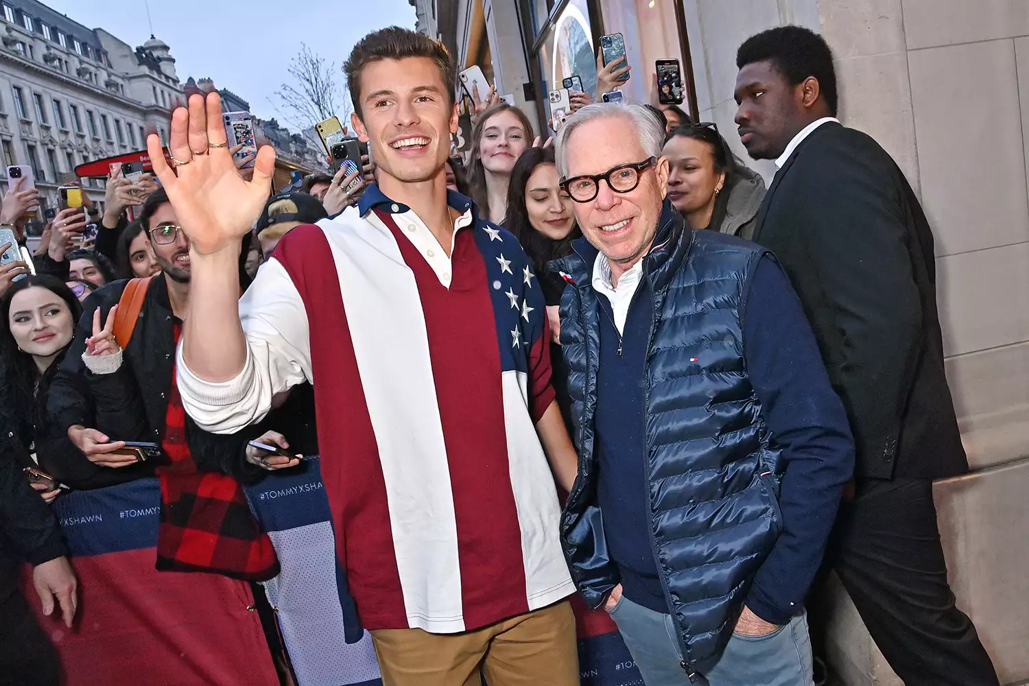 Xuất hiện trước cửa hàng cùng Thomas Hilfiger, cha đẻ của thương hiệu, Shawn Mendes được vây kín trong vòng tay của người hâm mộ.