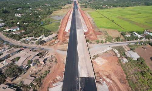 Kịp thời gỡ vướng vật liệu, không để ảnh hưởng tiến độ cao tốc Phan Thiết - Dầu Giây