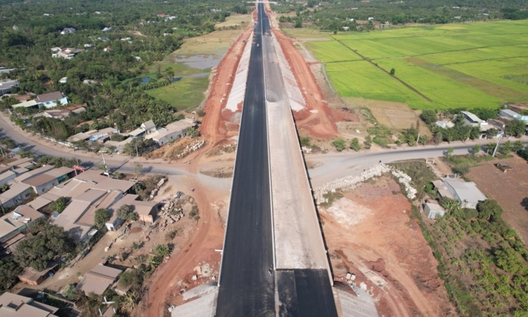 Dự án cao tốc Phan Thiết - Dầu Giây từng bị lùi tiến độ vì thiếu vật liệu san lấp.