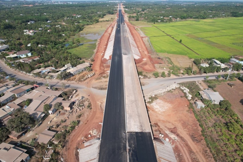 Dự án cao tốc Phan Thiết - Dầu Giây từng bị lùi tiến độ vì thiếu vật liệu san lấp.