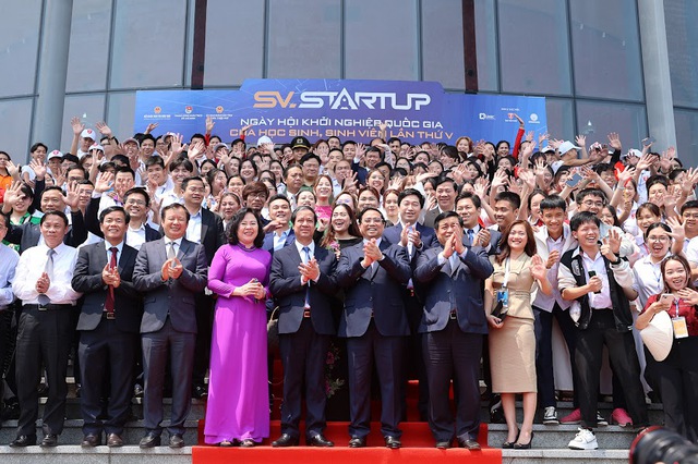 Thủ tướng cùng các đại biểu, các bạn đoàn viên, thanh niên chụp ảnh lưu niệm tại ngày hội khởi nghiệp - Ảnh: VGP