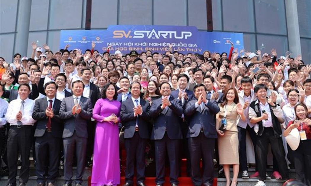 Thủ tướng cùng các đại biểu, các bạn đoàn viên, thanh niên chụp ảnh lưu niệm tại ngày hội khởi nghiệp