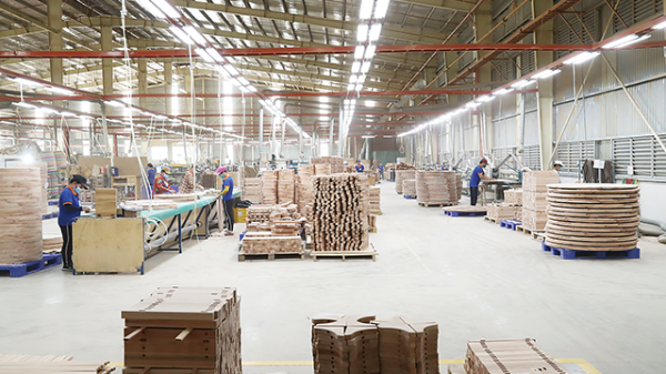 Doanh nghiệp “níu chân” lao động, chờ đơn hàng