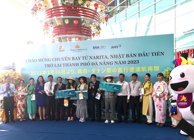 Tổng Lãnh sự Nhật Bản tại Đà Nẵng và lãnh đạo các đơn vị: Sở Du lịch thành phố, Cảng Hàng không quốc tế Đà Nẵng, Cảng vụ hàng không miền Trung đón, tặng quà và vé khứ hồi cho 03 du khách may mắn trên chuyến bay VN 319.
