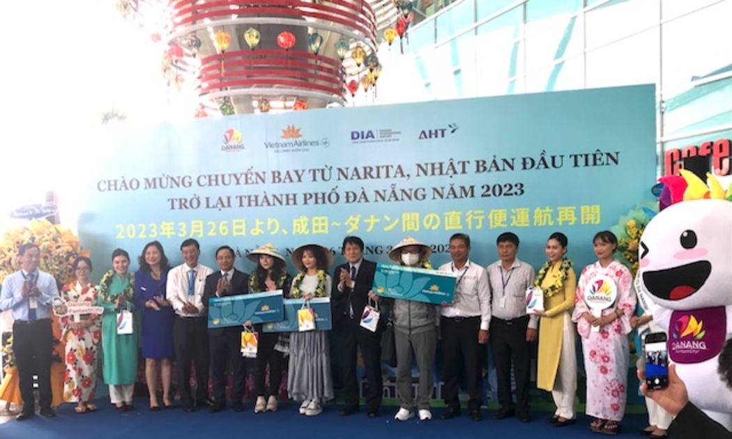 Tổng Lãnh sự Nhật Bản tại Đà Nẵng và lãnh đạo các đơn vị: Sở Du lịch thành phố, Cảng Hàng không quốc tế Đà Nẵng, Cảng vụ hàng không miền Trung đón, tặng quà và vé khứ hồi cho 03 du khách may mắn trên chuyến bay VN 319.
