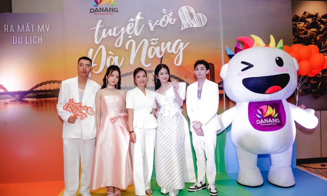 Ca sĩ-nhạc sĩ OnlyC ngoài cùng bên trái trong buổi ra mắt MV