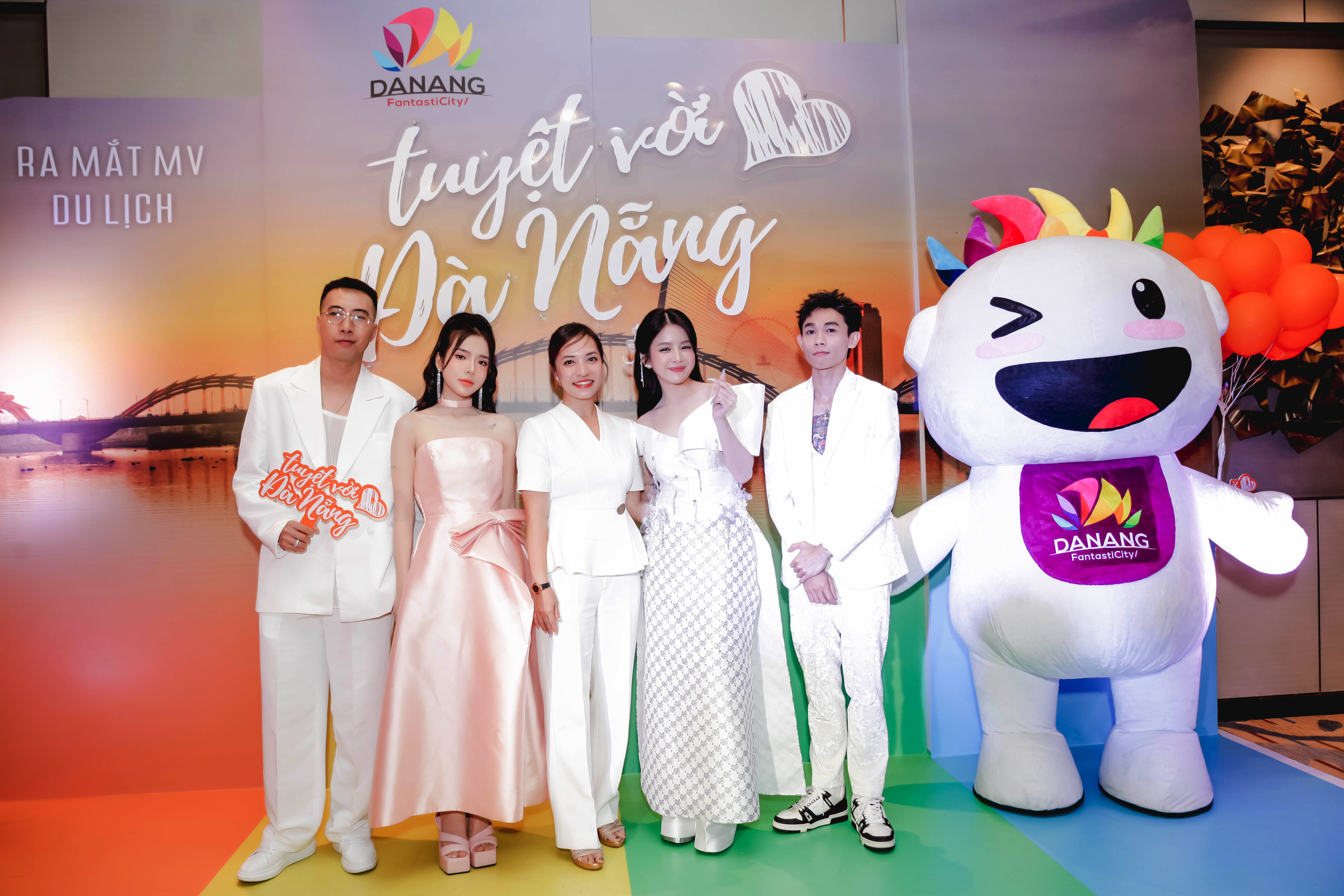 Ca sĩ-nhạc sĩ OnlyC ngoài cùng bên trái trong buổi ra mắt MV