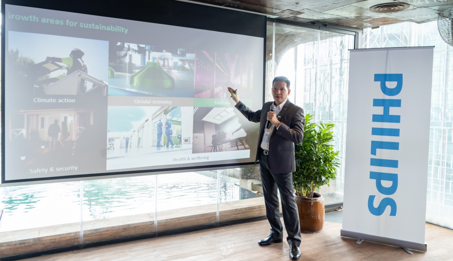 Mr. Phung Hoai Duong, General Director of Signify Vietnam, announces the 3D printed lamp technology.