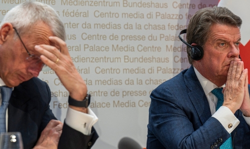 Nhiều rủi ro trong cuộc “hôn nhân sắp đặt” Credit Suisse-UBS