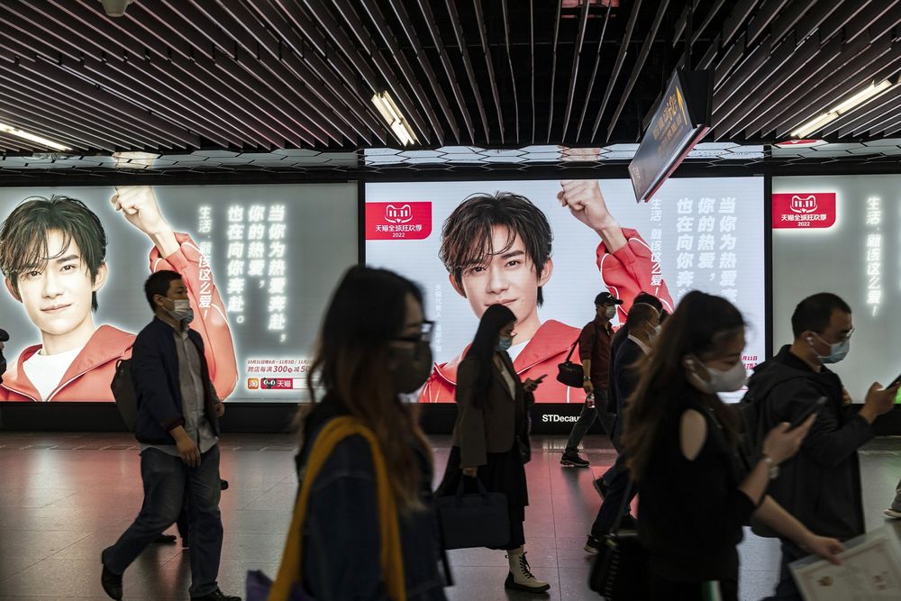 Quảng c&aacute;o cho ng&agrave;y hội mua sắm nh&acirc;n dịp Lễ độc th&acirc;n của Alibaba tại Thượng Hải v&agrave;o th&aacute;ng 11/2022 - Ảnh: Bloomberg