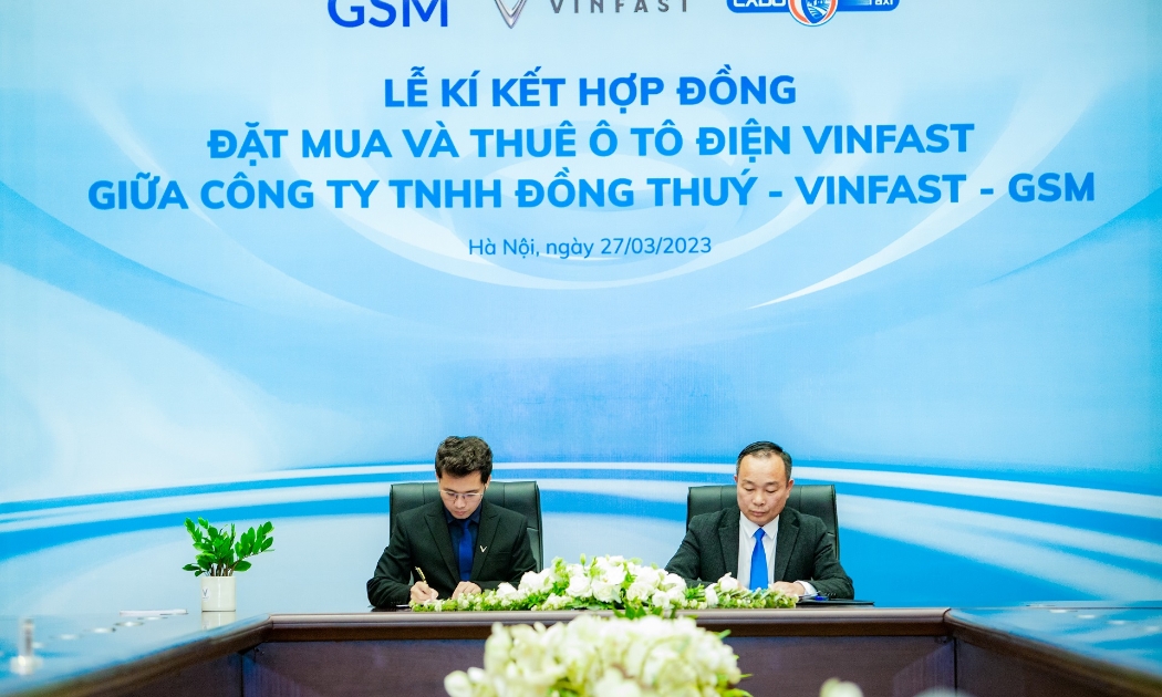Ông Nguyễn Văn Thanh - Tổng giám đốc Công ty GSM kiêm Phó Tổng giám đốc VinFast Việt Nam và ông Nguyễn Ngọc Đồng - Tổng giám đốc Công ty TNHH Đồng Thuý ký kết hợp đồng mua và thuê xe ô tô điện VinFast.