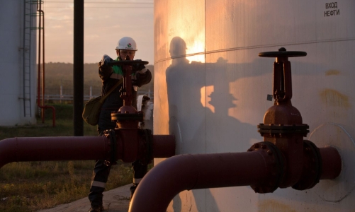 Nga vẫn xuất khẩu dầu đều đặn, mặc cấm vận và kế hoạch giảm sản lượng