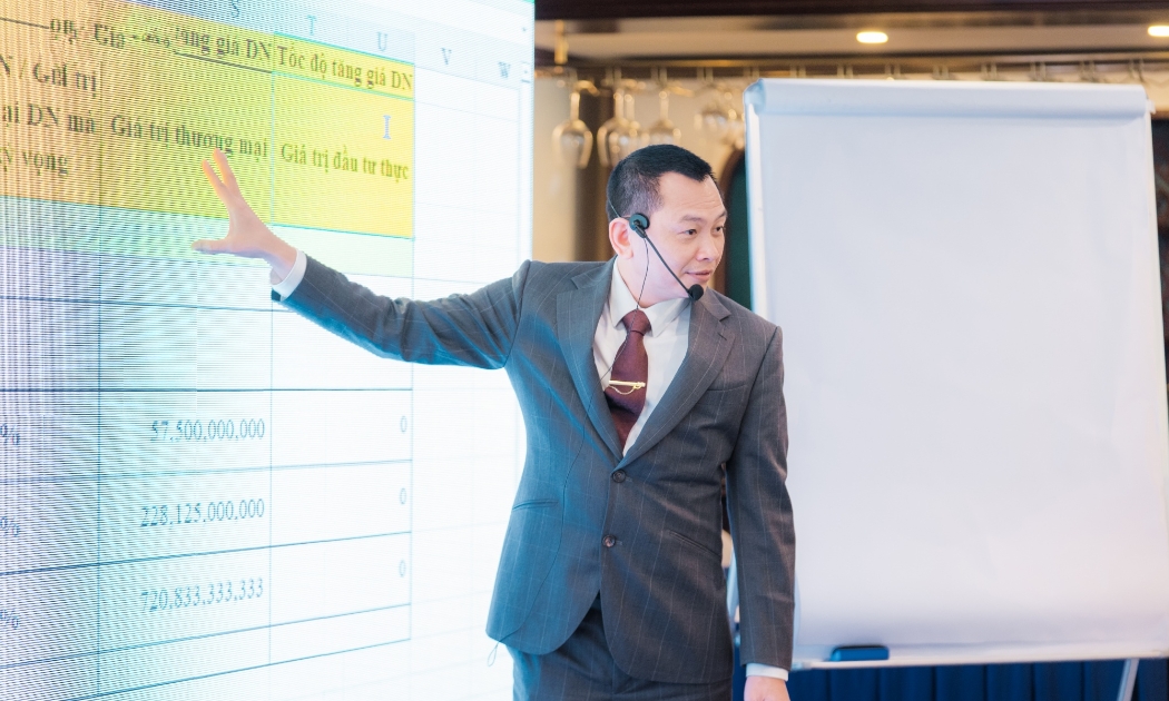 Ông Ngô Minh Tuấn chia sẻ về đội ngũ giảng viên giàu kinh nghiệm thực chiến.